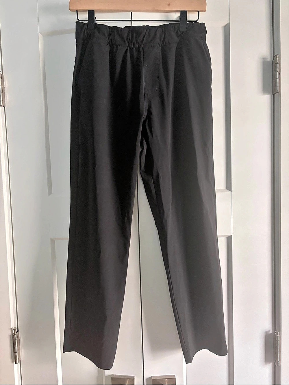 Vuori Miles Black Athletic Ankle Pants